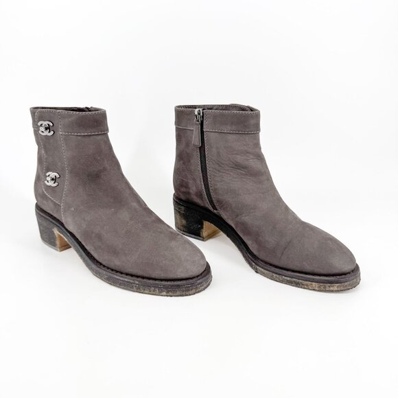 Chanel Turnlock CC Ankle Boots EU 39 US 8-8.5 Gray Suede Low Block Heel Bootie - Picture 1 of 15